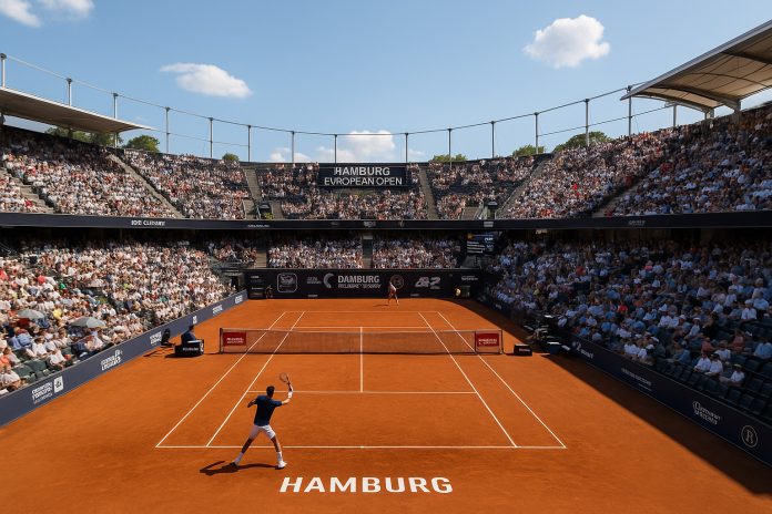 Publikfylld arena under kvartsfinalerna i Hamburg European Open 2025