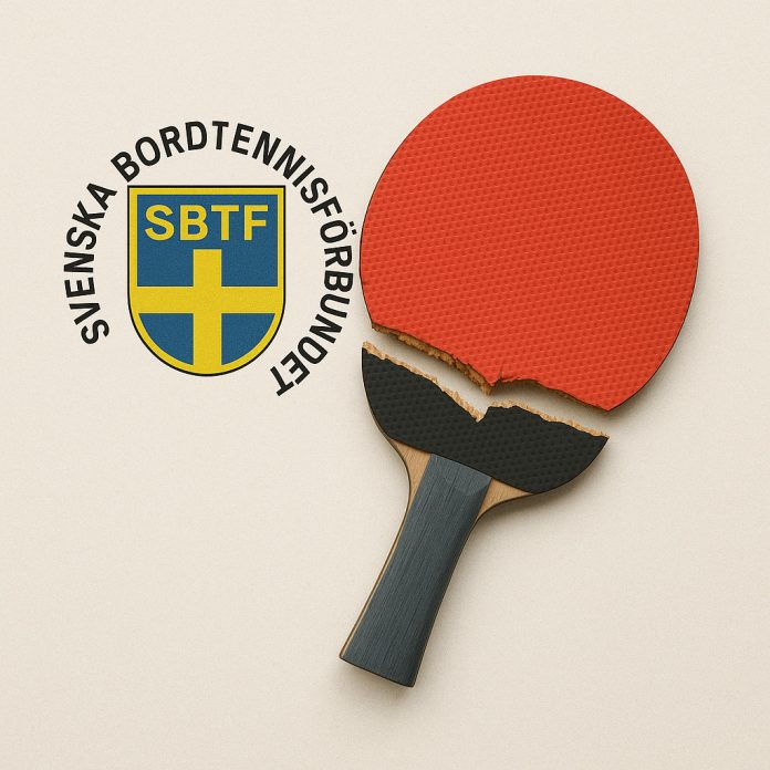 Trasigt pingisracket bredvid Svenska Bordtennisförbundets logotyp på ljus bakgrund