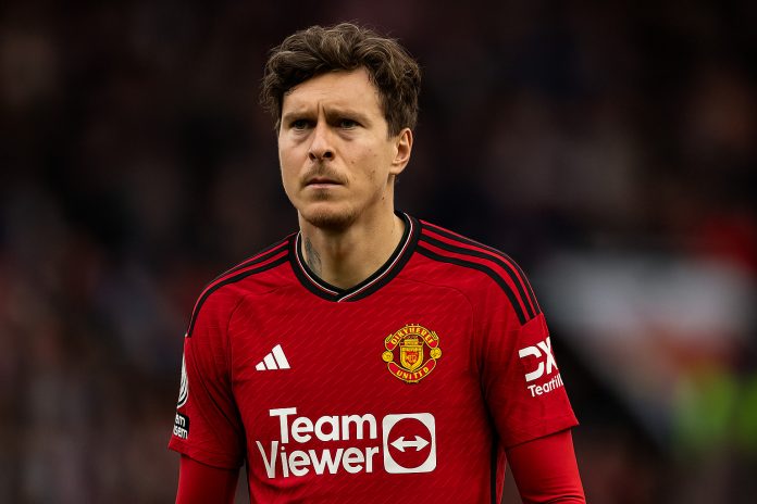 Victor Lindelöf i fokus under en match i Manchester Uniteds hemmatröja