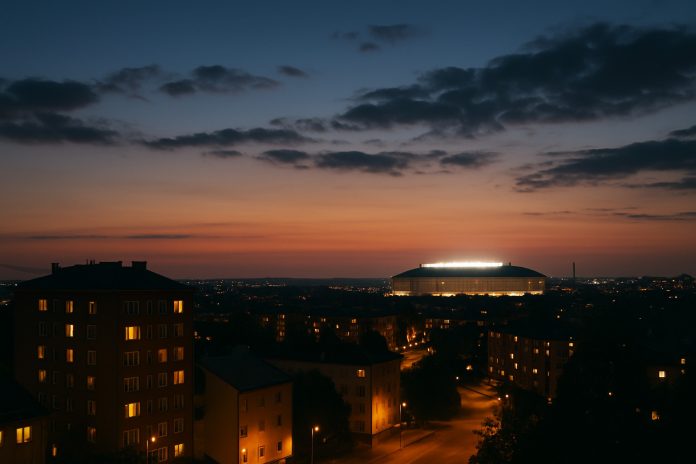 Kvällsbild över Solna med upplyst arena i bakgrunden inför Sverige Algeriet där vi har speltips.