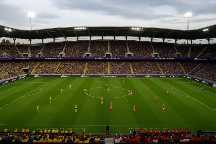 Sverige och Danmark inför avspark på Stade de Genève i EM 2025